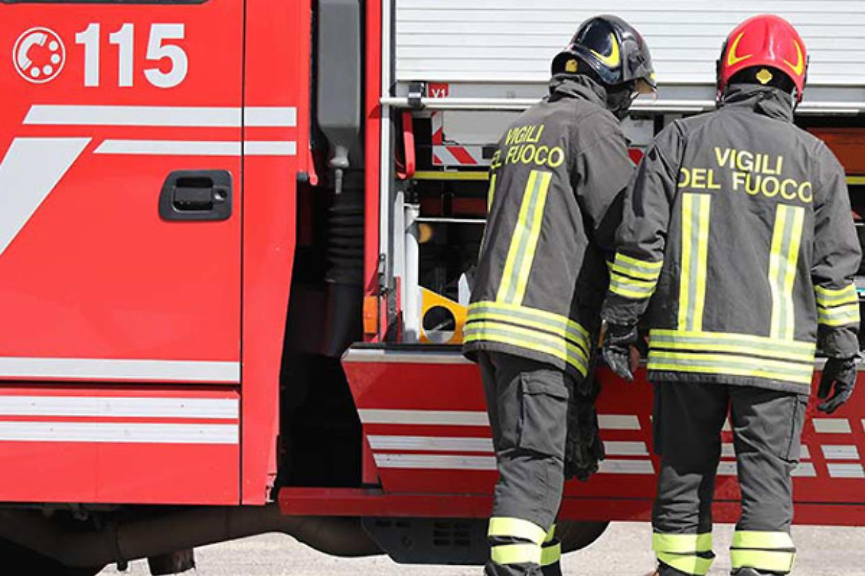 Auto in fiamme in Strada San Mauro: traffico in tilt nel quadrante nord