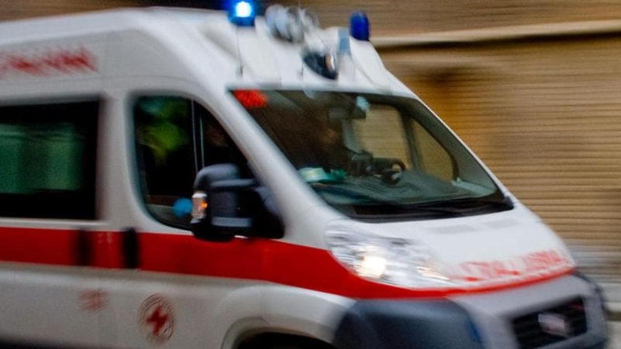 Accende la stufa con l'alcol, 77enne gravemente ustionato