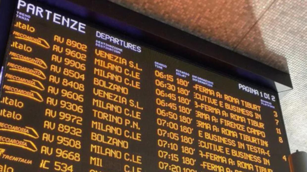Treni fermi e ritardi record: mattinata nera per le ferrovie italiane