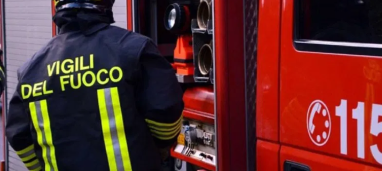 Fiamme su corso Unione Sovietica: Lancia Delta in fumo, conducente salvo grazie ai Vigili del Fuoco