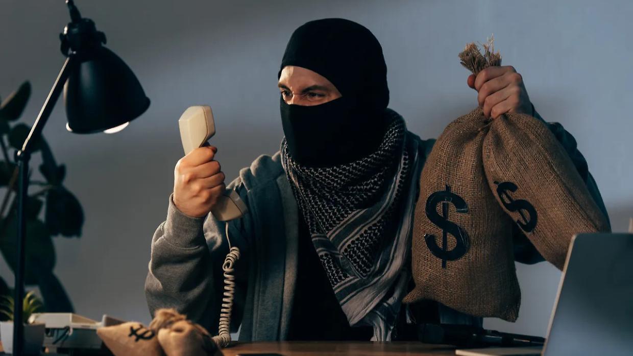 Falsi SMS bancari, l&rsquo;allarme corre sui telefoni: nel mirino i correntisti della Banca di Asti