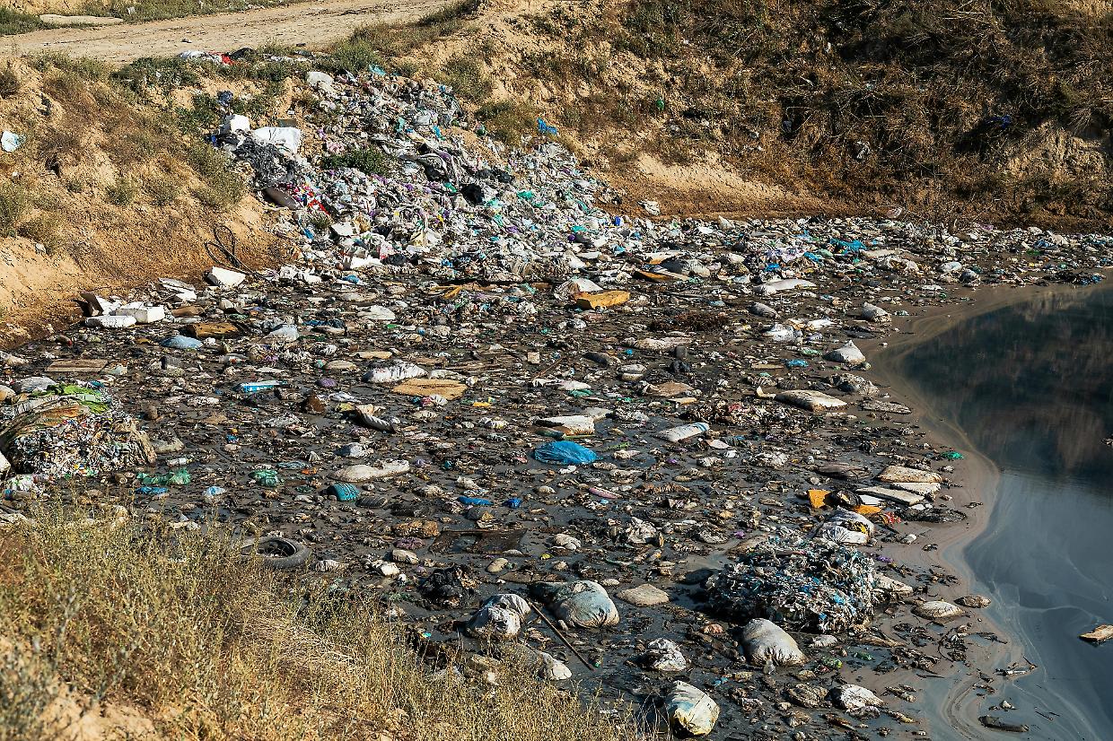 Collegno, 65enne smascherato dalle telecamere: scarica rifiuti sotto il ponte e riparte come nulla fosse