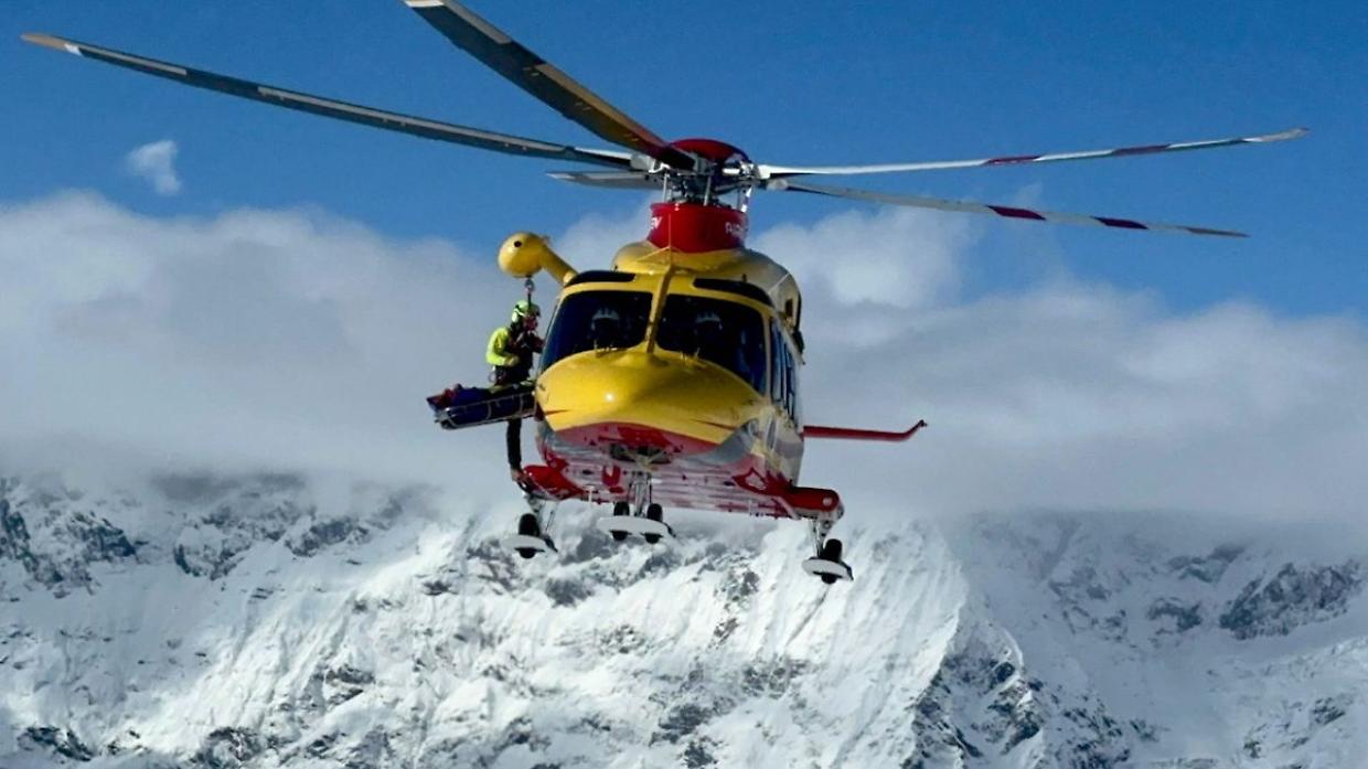 Cade nel crepaccio per salvare un alpinista, intrappolato da due giorni a 4mila metri