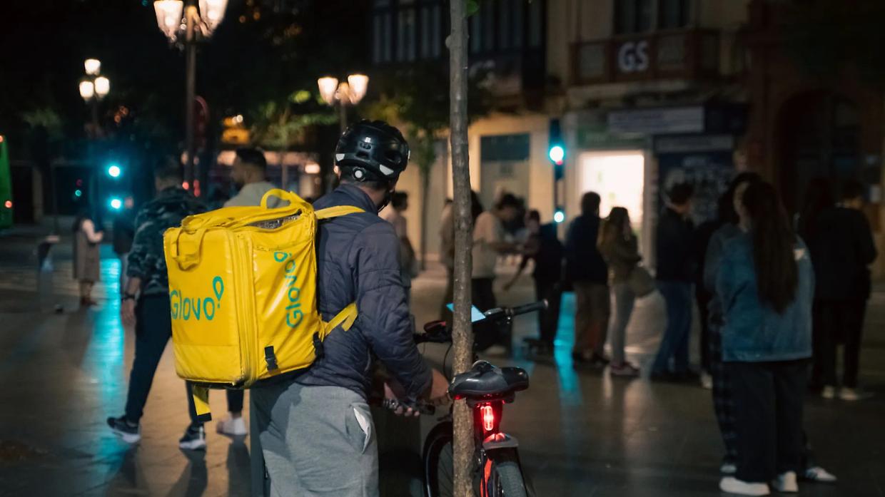 Glovo sotto inchiesta a Milano per sfruttamento dei rider