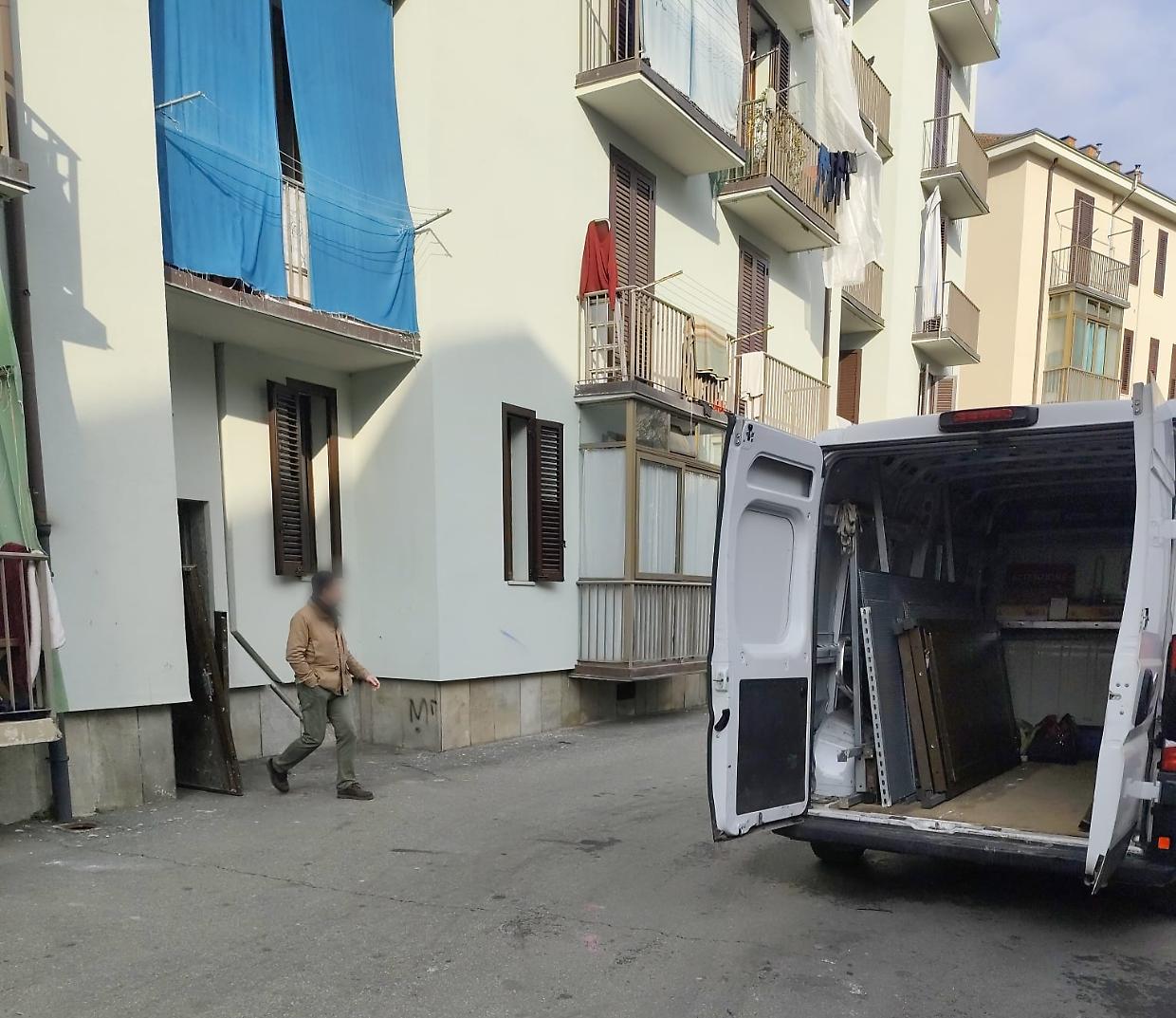 Continua la guerra ai nomadi abusivi in via Ghedini: sgomberato un appartamento 