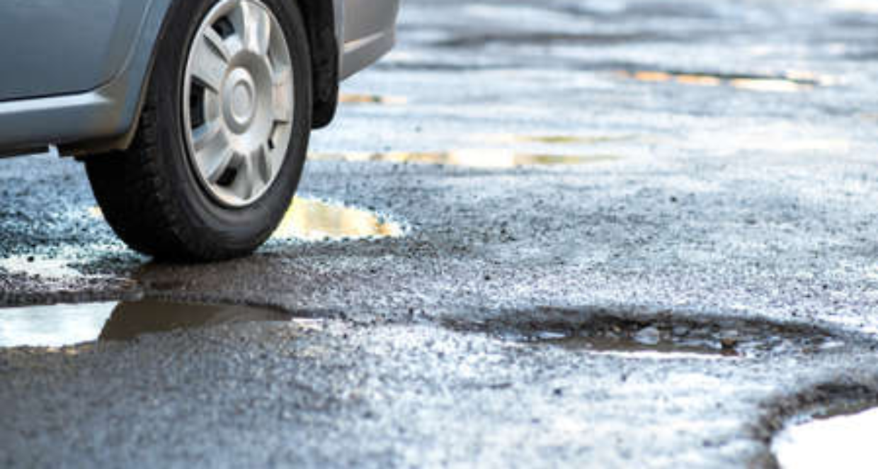 San Mauro, l&rsquo;asfalto che si sbriciola: via XXV Aprile diventa una trappola