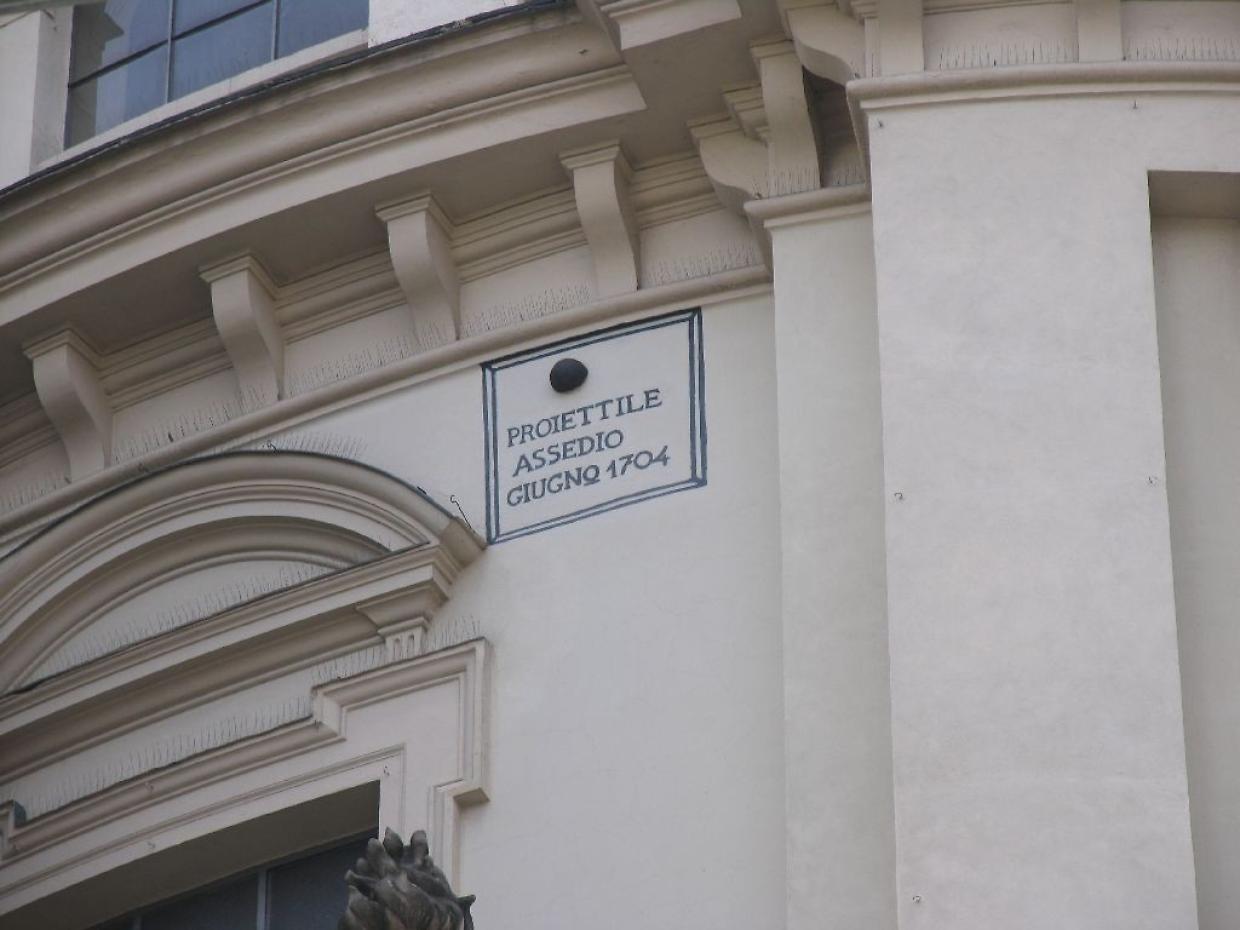 Quelle palle nere sui palazzi di Torino non sono decorative: ecco cosa raccontano