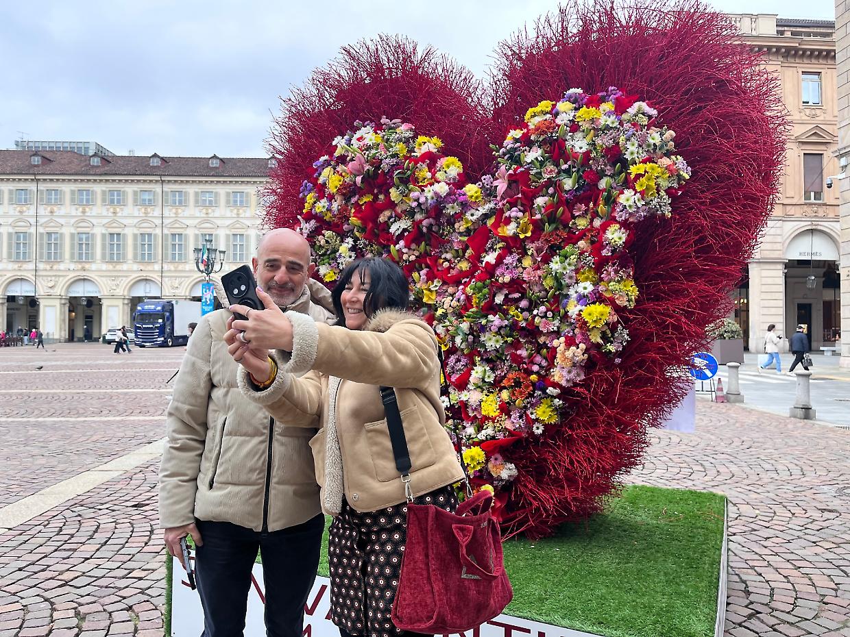 E' l'angolo pi&ugrave; romantico di Torino: ecco l'enorme cuore floreale