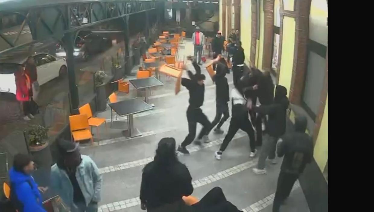 Sangue e sedie lanciate al dehors della stazione di Ivrea