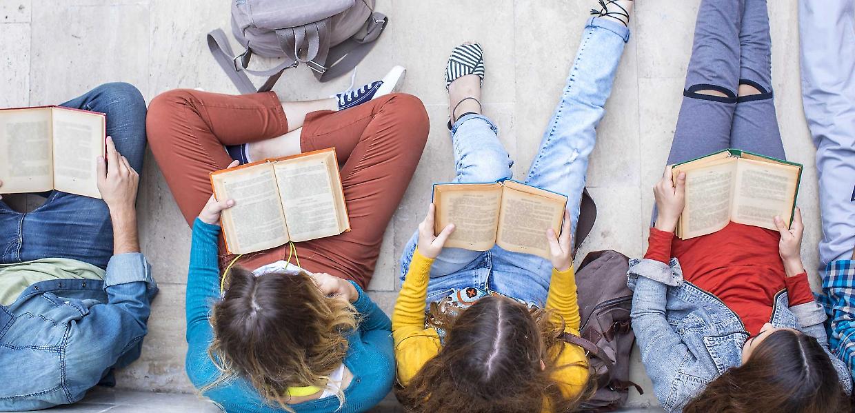 "Adotta uno scrittore/una scrittrice", i grandi autori entrano nelle classi italiane