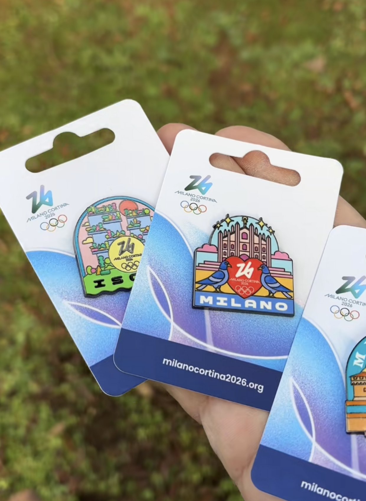 Tutti vogliono le spille di Milano-Cortina: la &ldquo;pin mania&rdquo; &egrave; esplosa ai Giochi