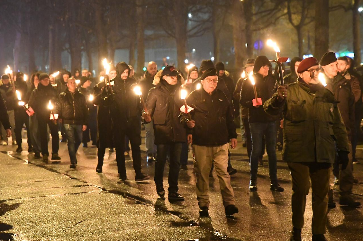 Torce, fiaccolata e tamburi: in cento sfidano la pioggia e onorano i martiri delle foibe