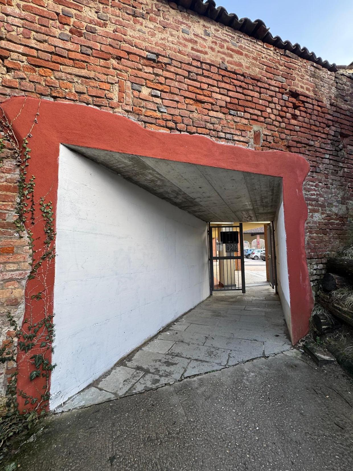 Guerra ai graffiti, il Comune ripulisce i muri