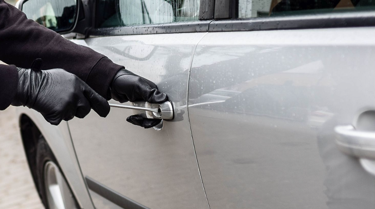 Giubbotto inconfondibile e telecamere: a Verbania deferito 50enne per 9 auto colpite