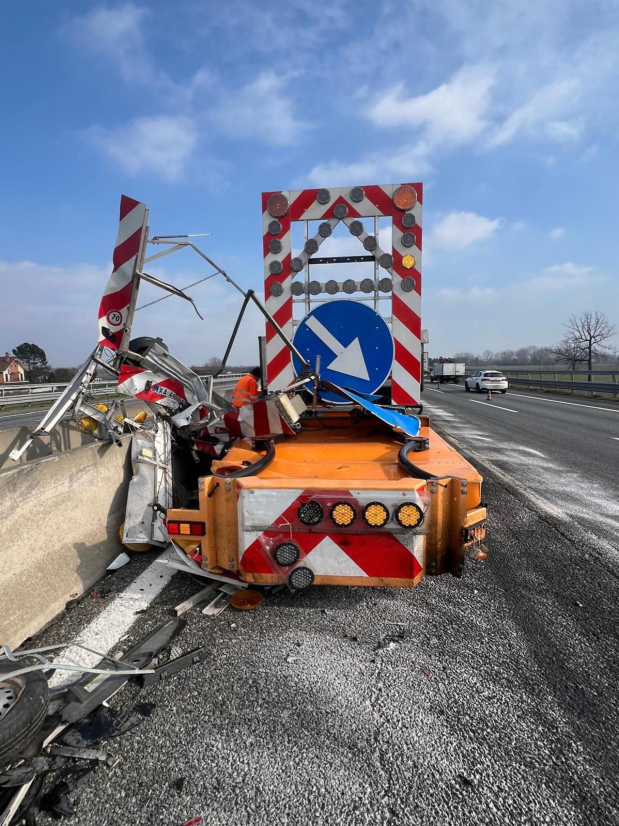 Tangenziale Sud, auto contro un mezzo del cantiere: traffico in tilt verso Piacenza