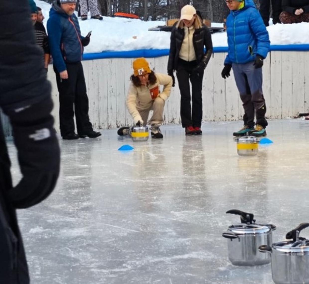 A Macugnaga il curling si gioca con le pentole a pressione