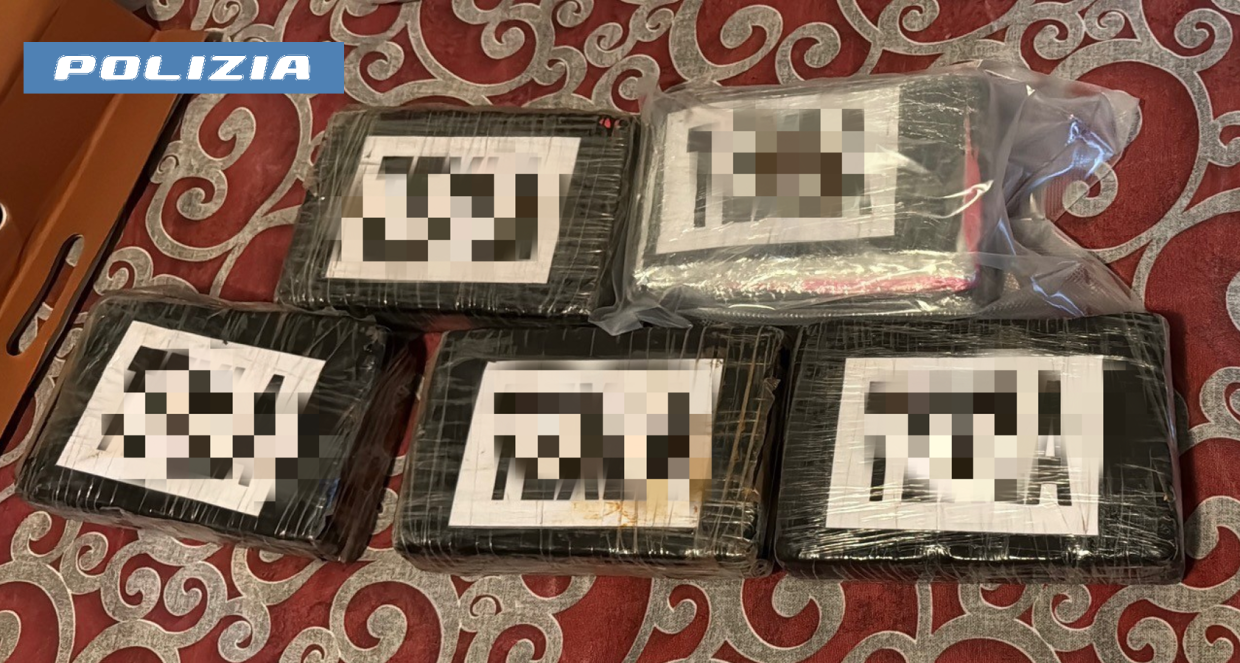 Controsoffitto trasformato in nascondiglio: la Squadra Mobile scopre oltre 5,5 chili di cocaina a Nichelino