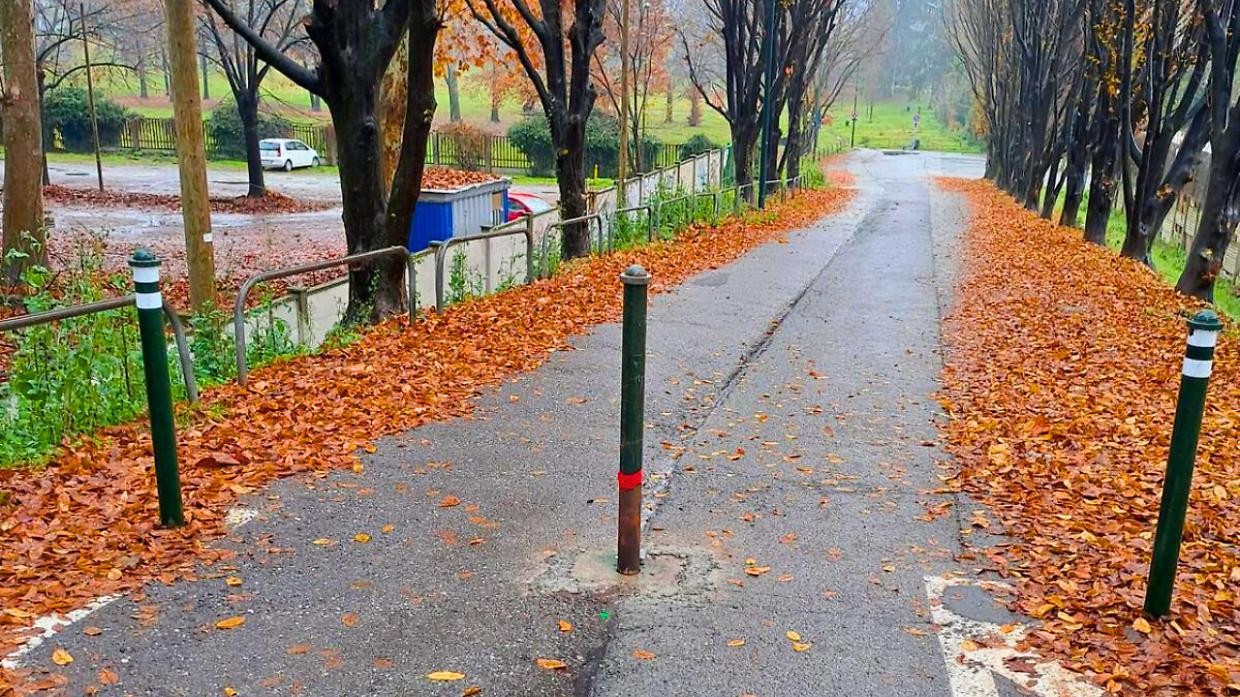 Il paletto era stato installato proprio per contrastare gli scarichi abusivi