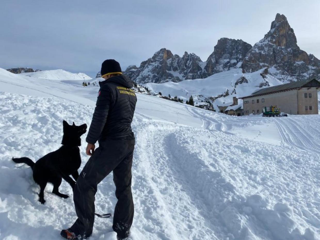 Travolto da una valanga a Gressoney, escursionista salvato dopo tre ore sotto la neve