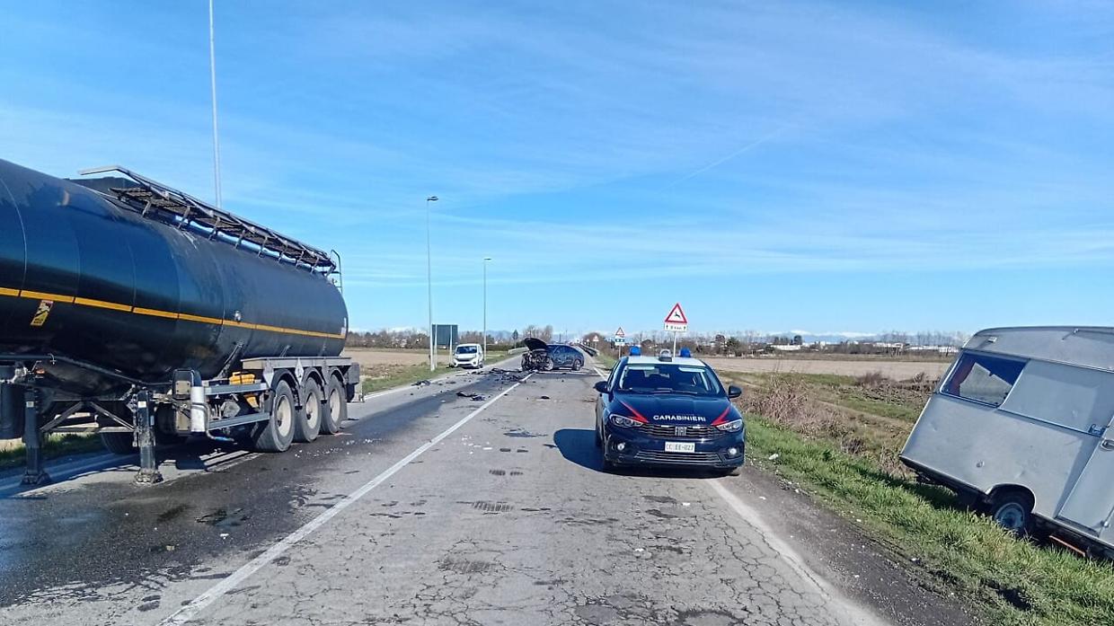 Roulotte abbandonata a Cerano scatena incidente stradale