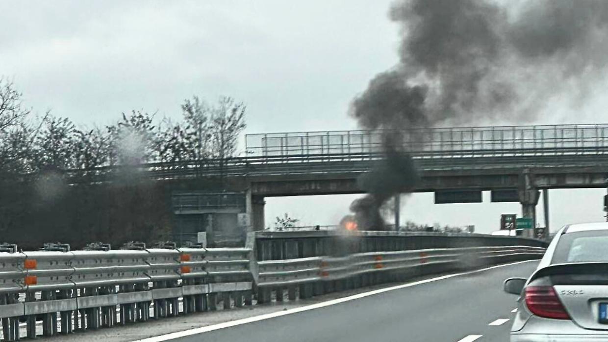 Auto in fiamme sulla Torino-Pinerolo, autostrada in tilt