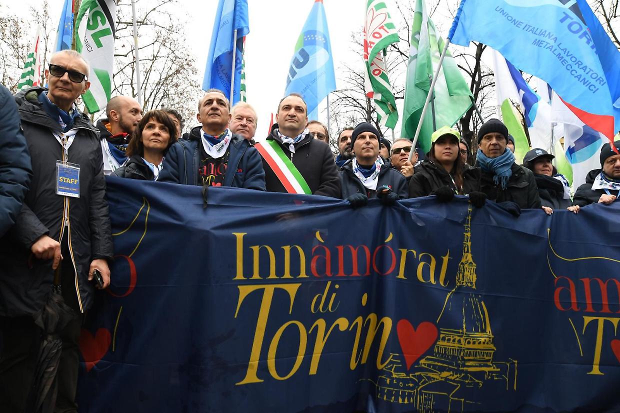 Il corteo per il rilancio di Mirafiori: "per sopravvivere servono almeno 200mila vetture l'anno"