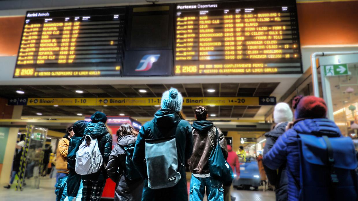 Sabotaggi sulle linee ferroviarie, a Torino Porta Nuova ritardi superiori ai 100 minuti