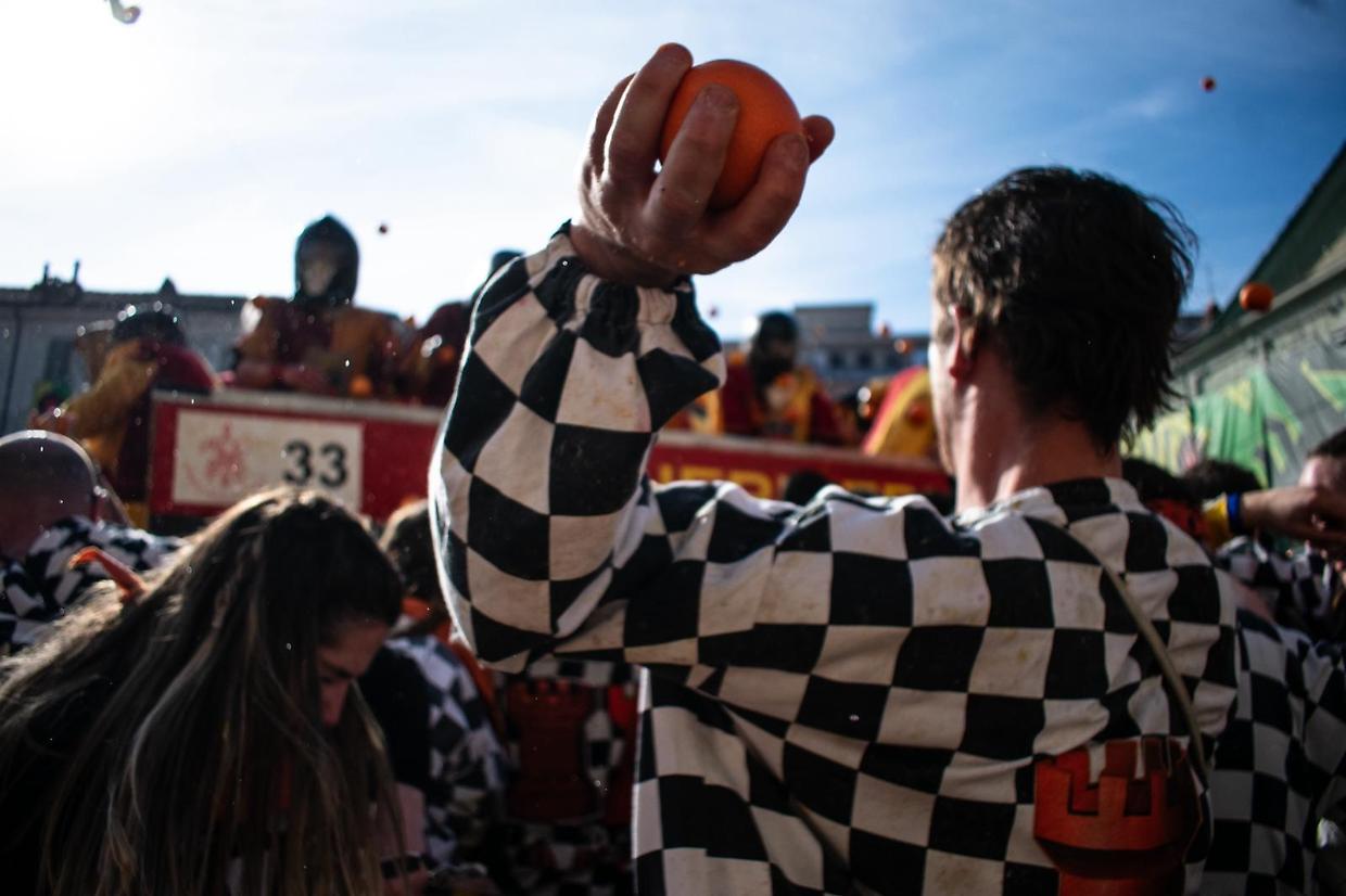 Carnevale di Ivrea, 138 feriti nella prima Battaglia delle Arance. E domani si replica