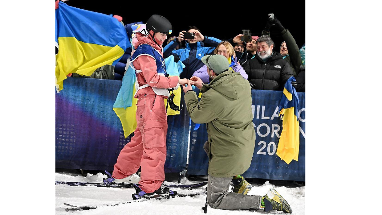 Olimpiadi Milano-Cortina, la giovane sciatrice Kateryna Kotsar riceve la proposta di nozze al traguardo