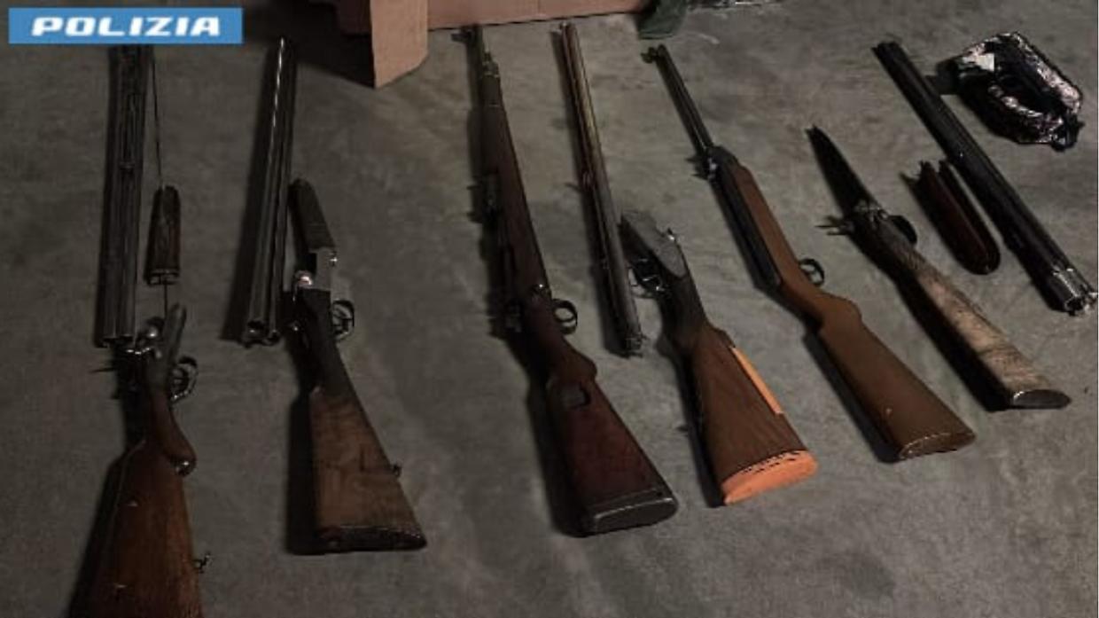 Torino, coppia arrestata per armi e oggetti rubati: il blitz della polizia smantella il giro