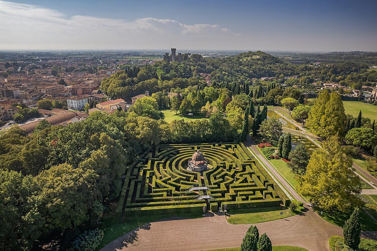 Il "polirinto", pareti vegetali e viali solcati da un milione di tulipani: ecco dove si trova uno dei giardini pi&ugrave; belli d'Italia