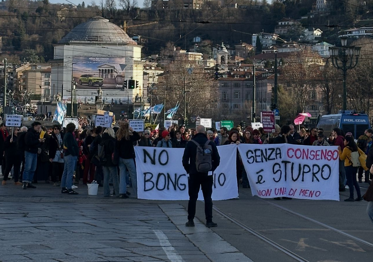 Tensione in centro, il corteo delle femministe blocca il tram