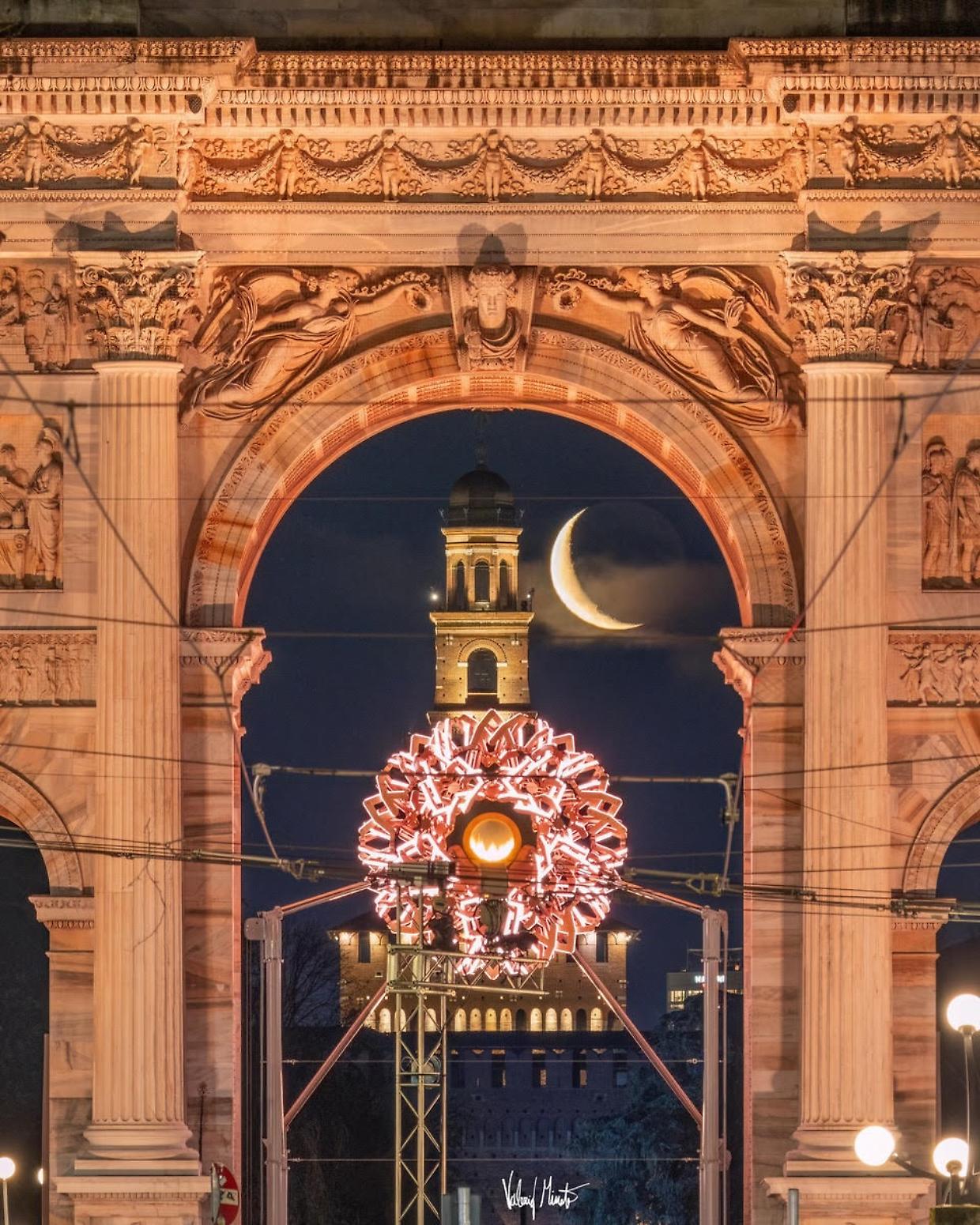 Il torinese Valerio Minato immortala luna e braciere olimpico: lo scatto che fa il giro del web