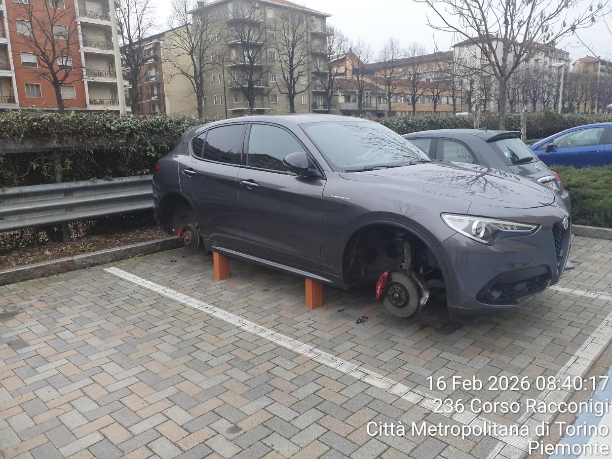 Ancora un'auto semi-cannibalizzata: suv sollevato su mattoni, Nucera: "Solo l'ultimo "regalino""