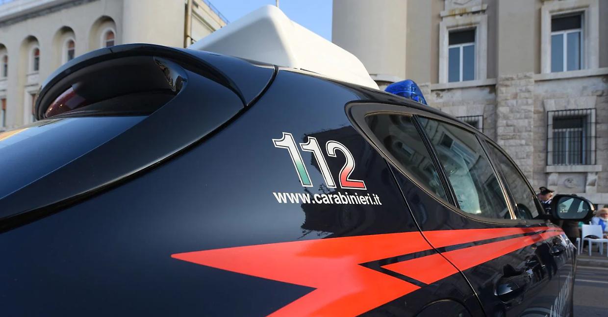 Entra al ristorante e mostra una pistola per cenare prima: 67enne denunciato a Biella