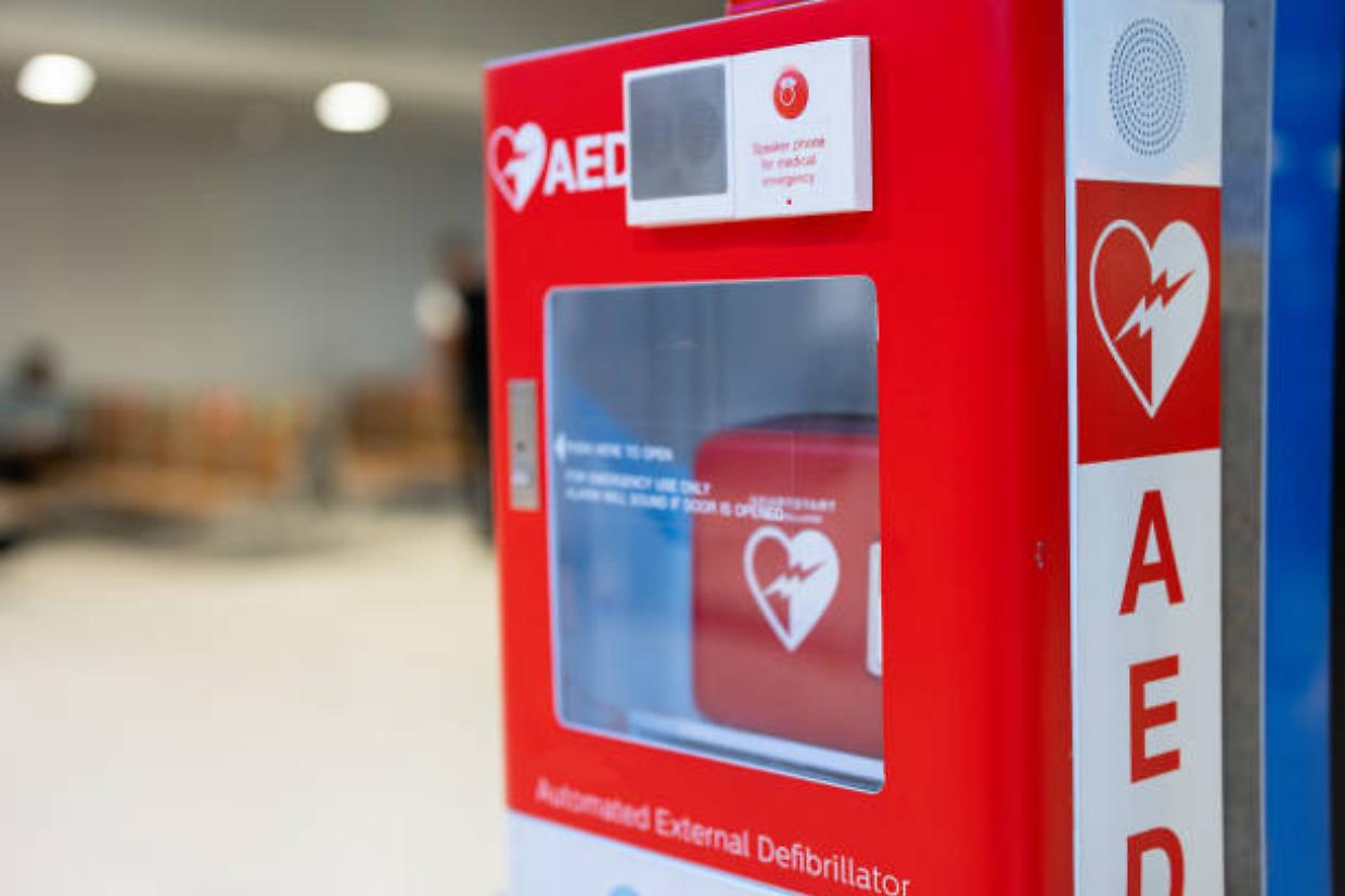Pi&ugrave; defibrillatori e formazione per salvare vite