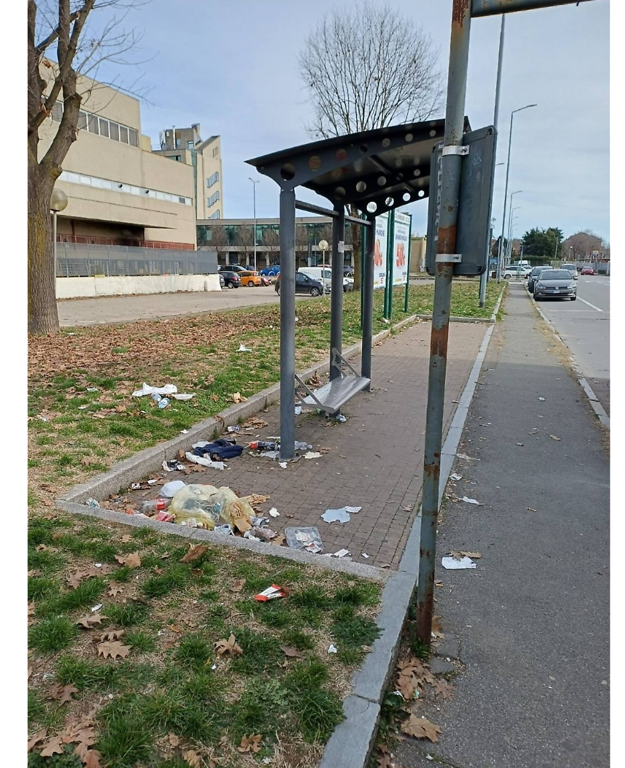 Moncalieri, rifiuti abbandonati alla fermata e davanti alla sede Asl in via Vittime di Bologna