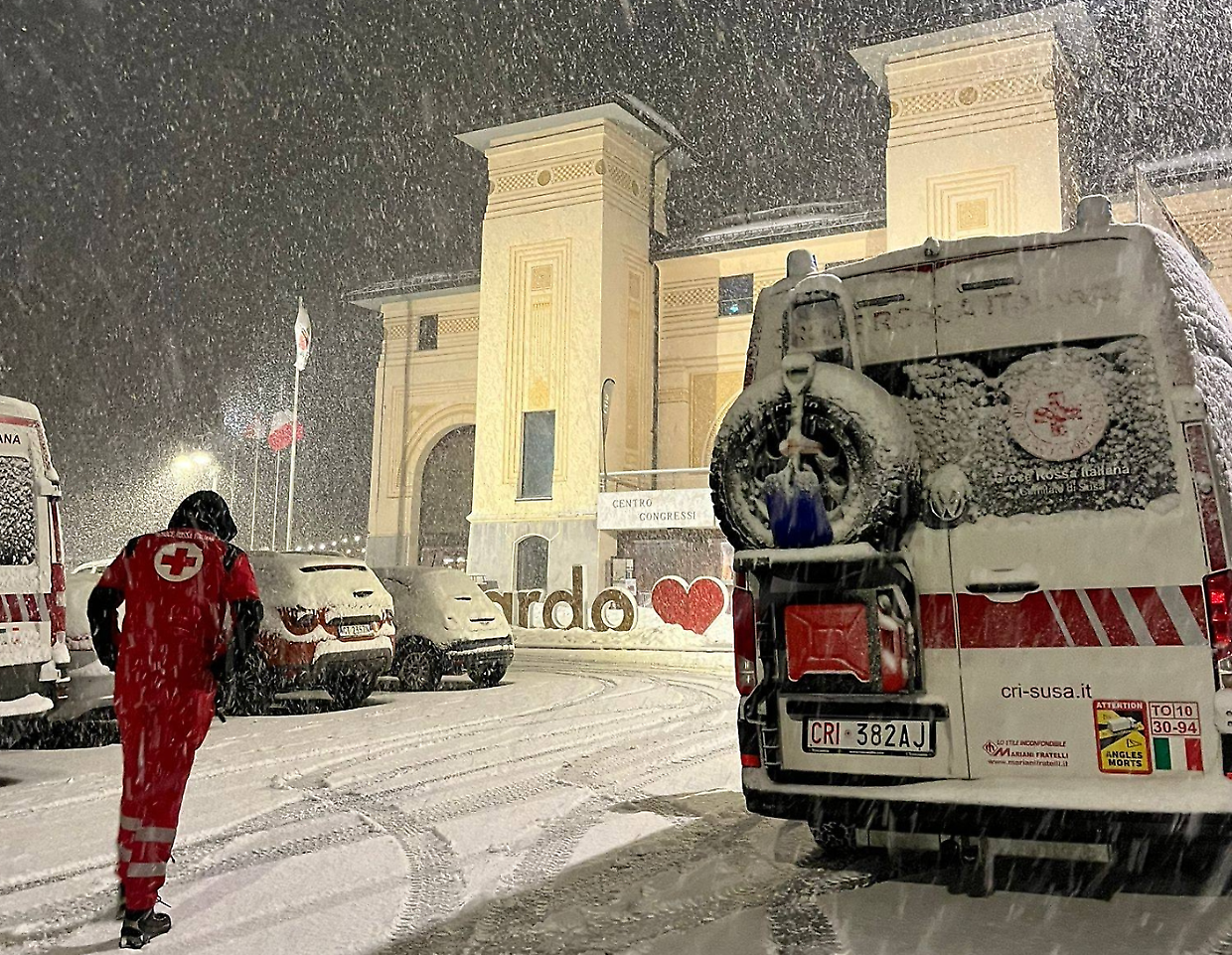 Turisti e residenti sono stati accolti al Palazzo delle Feste da Croce Rossa e protezione civile