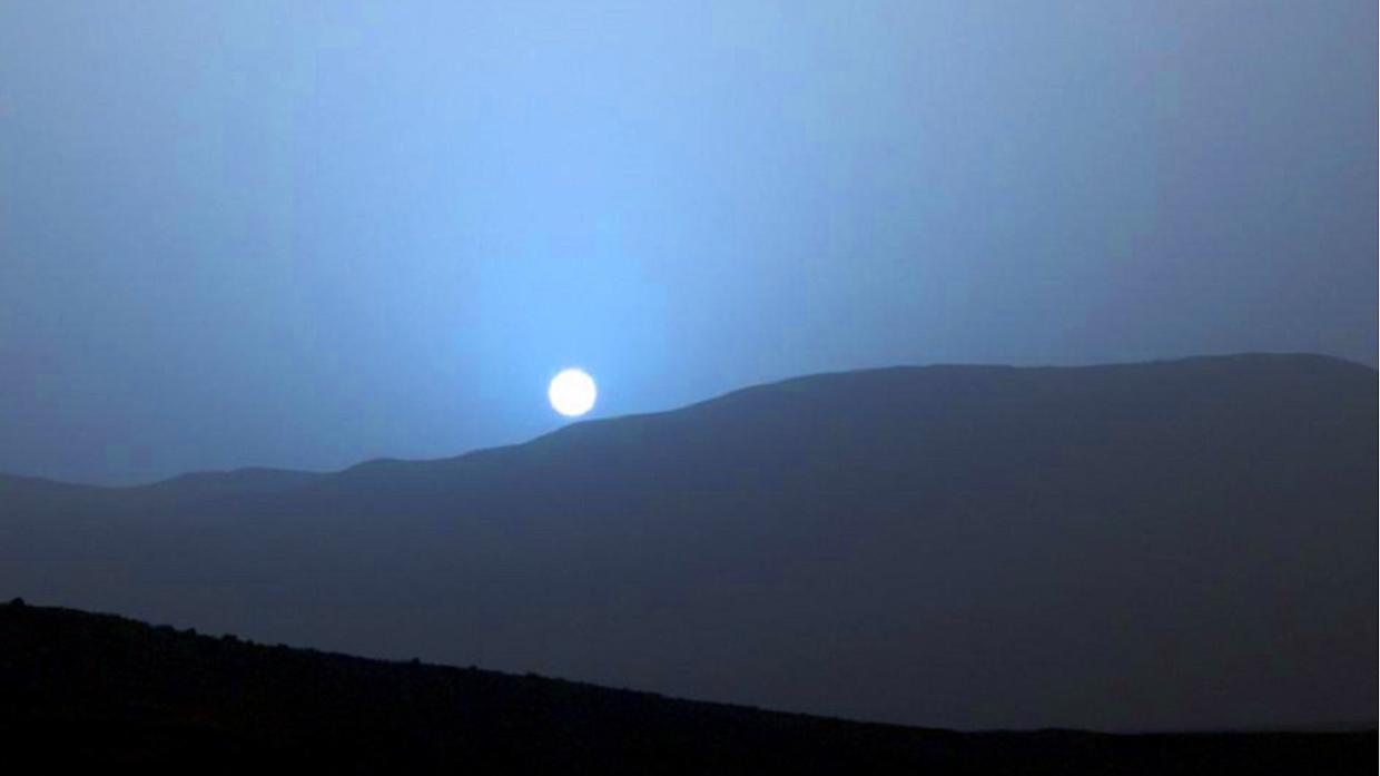 Rosso di sera, azzurro su Marte: l&rsquo;incredibile spettacolo dei tramonti marziani