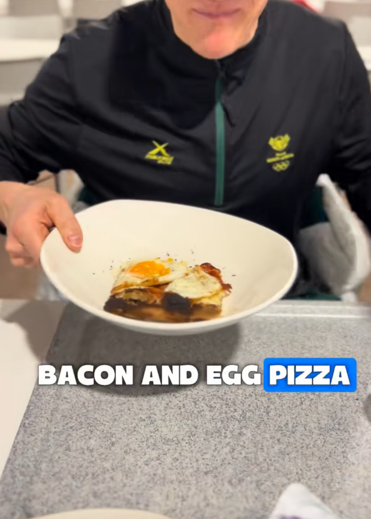 Alle Olimpiadi di Milano-Cortina spopola la pizza con le uova a colazione: il piatto che conquista gli atleti