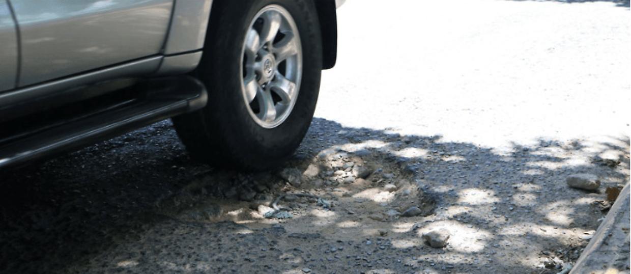 Moncalieri, buche senza tregua in strada Villastellone: la pioggia apre, le toppe cedono