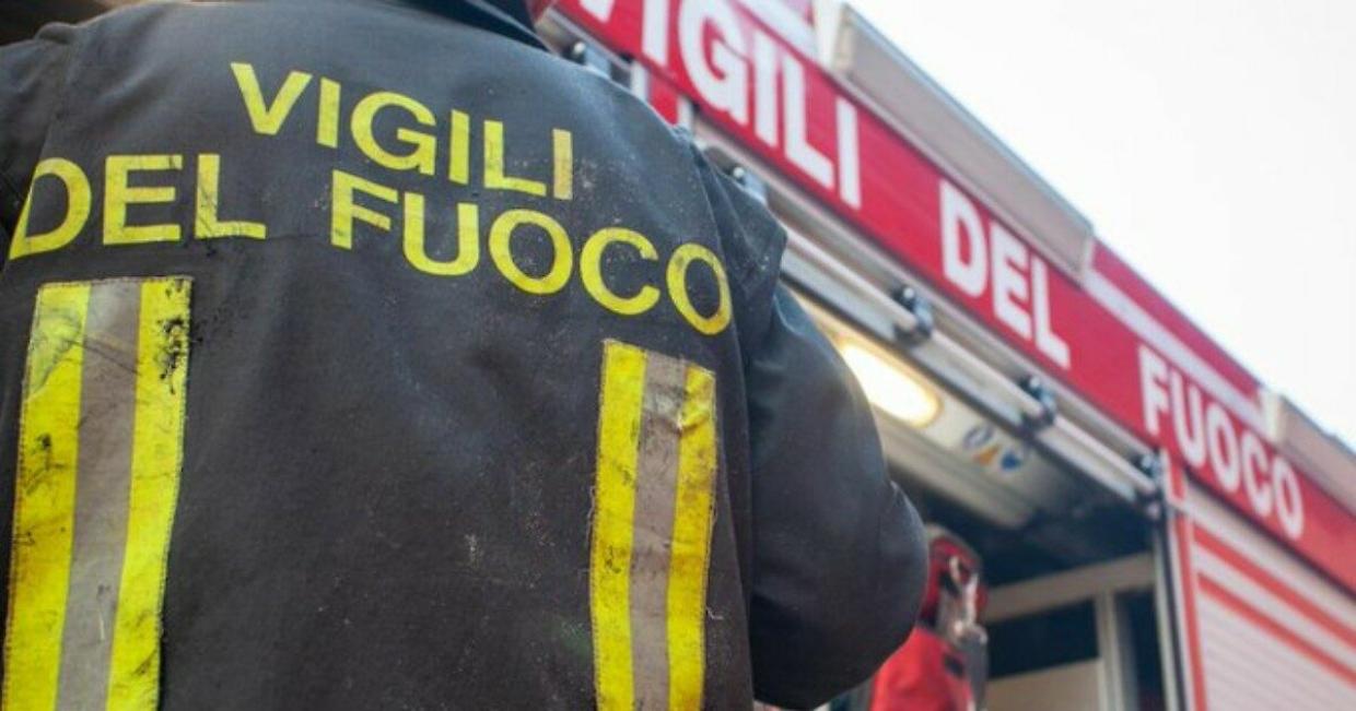 Furgone in fiamme in officina a Carmagnola: paura in Via Cesare Luda, salve le altre vetture