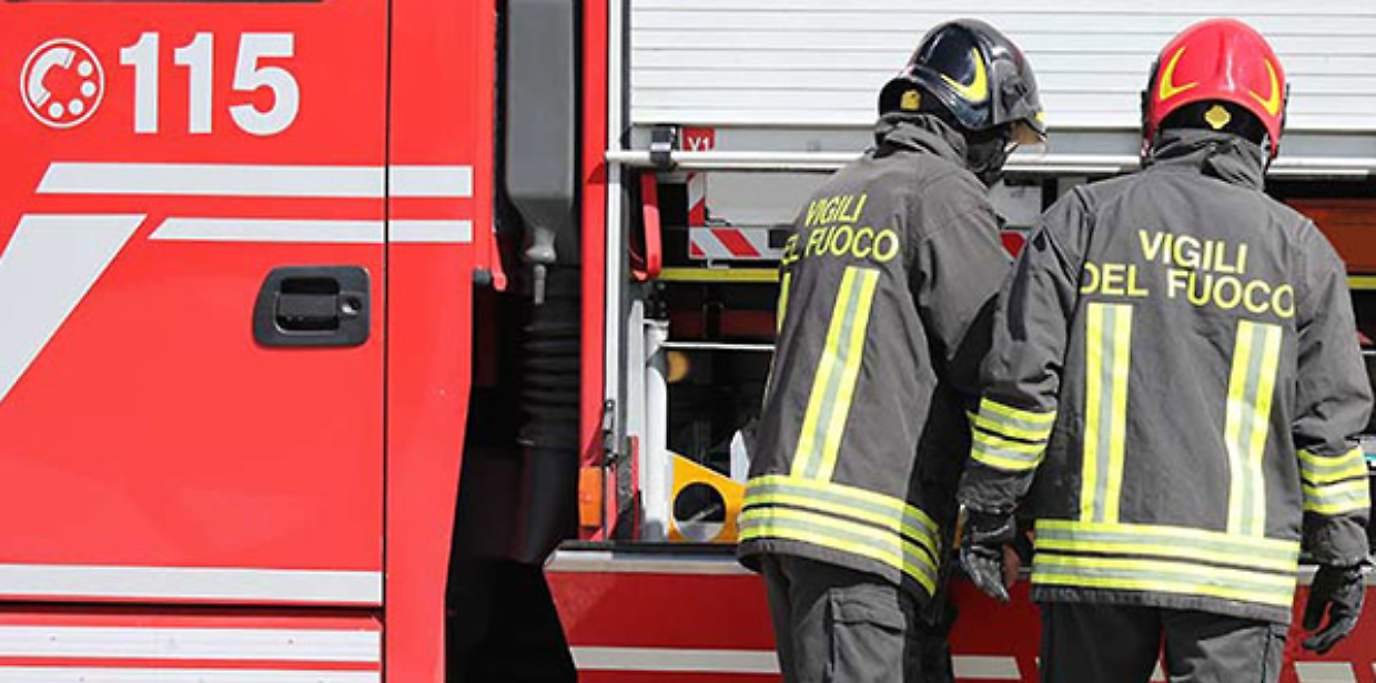 Ivrea, cede un lucernario in via Torino 87: anziana incastrata, soccorsa e non grave