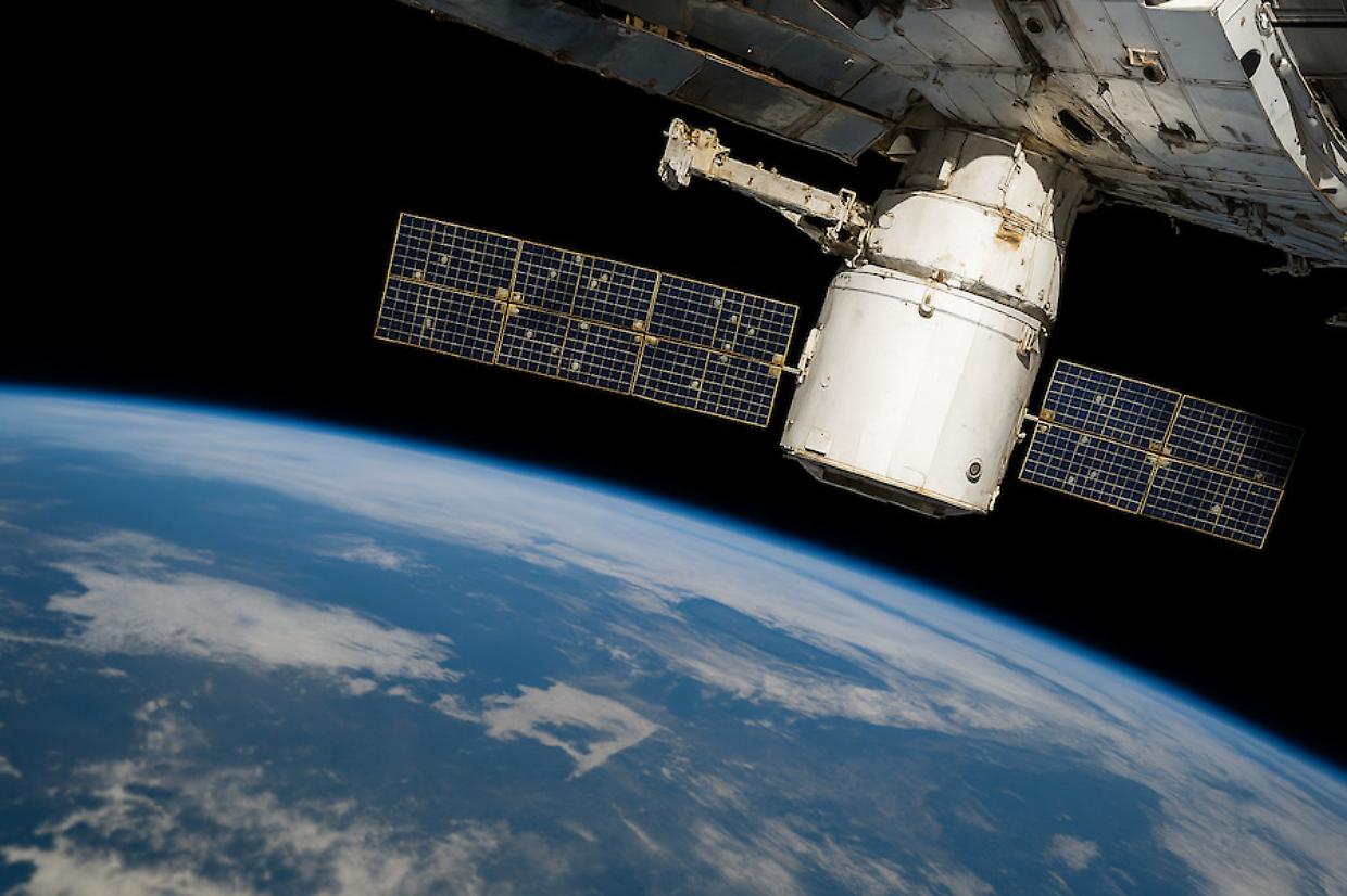 Intelligenza artificiale in orbita: il cielo diventa una rete da governare