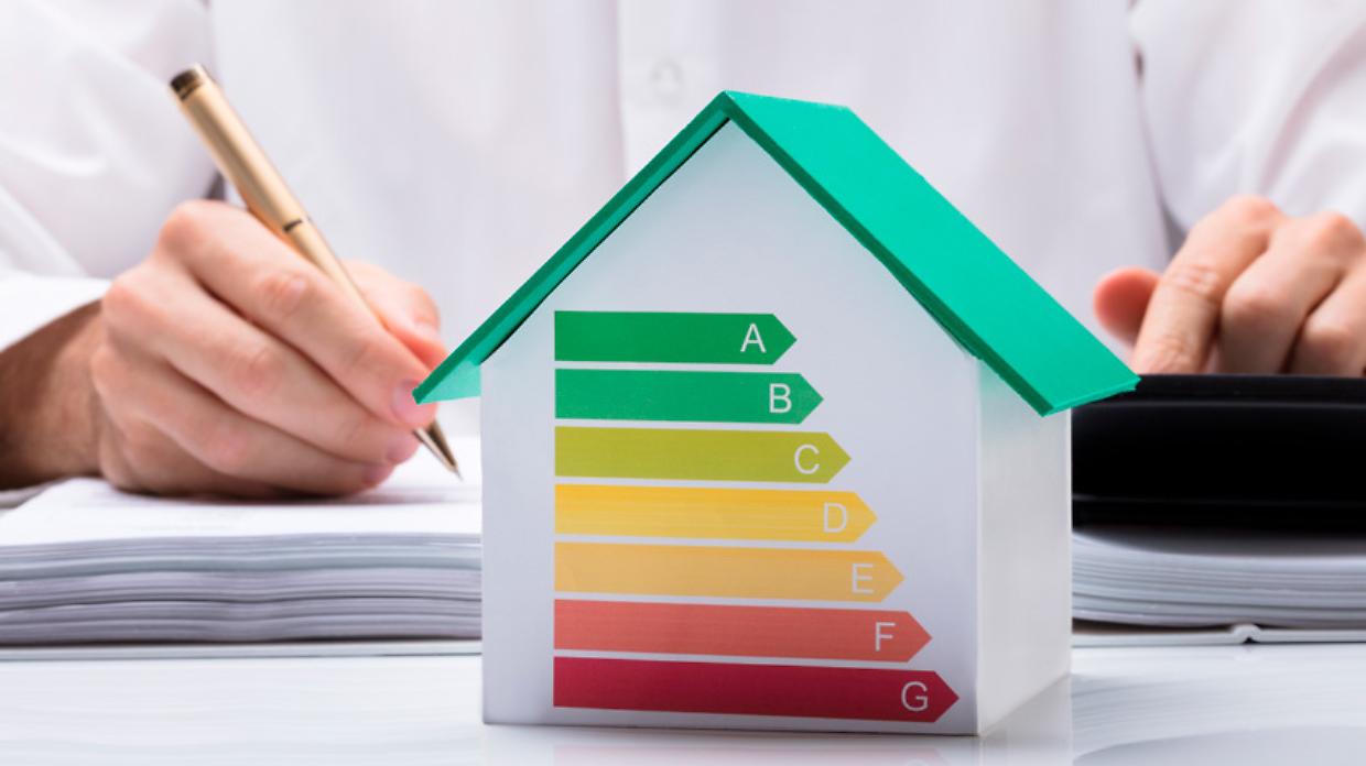 Risparmio energetico, come ridurre le bollette di luce e gas con semplici mosse quotidiane