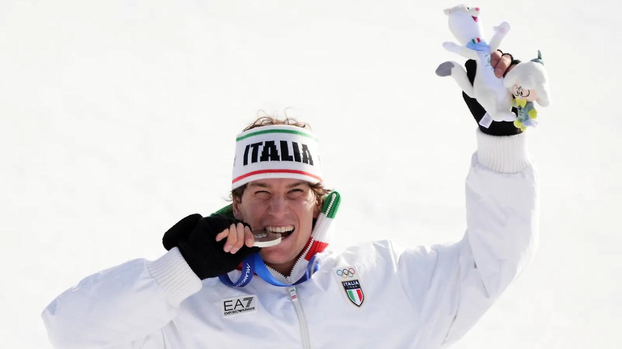 Perch&eacute; gli atleti mordono le medaglie sul podio? Storia di un gesto diventato iconico (e il caso delle medaglie di Milano-Cortina 2026)