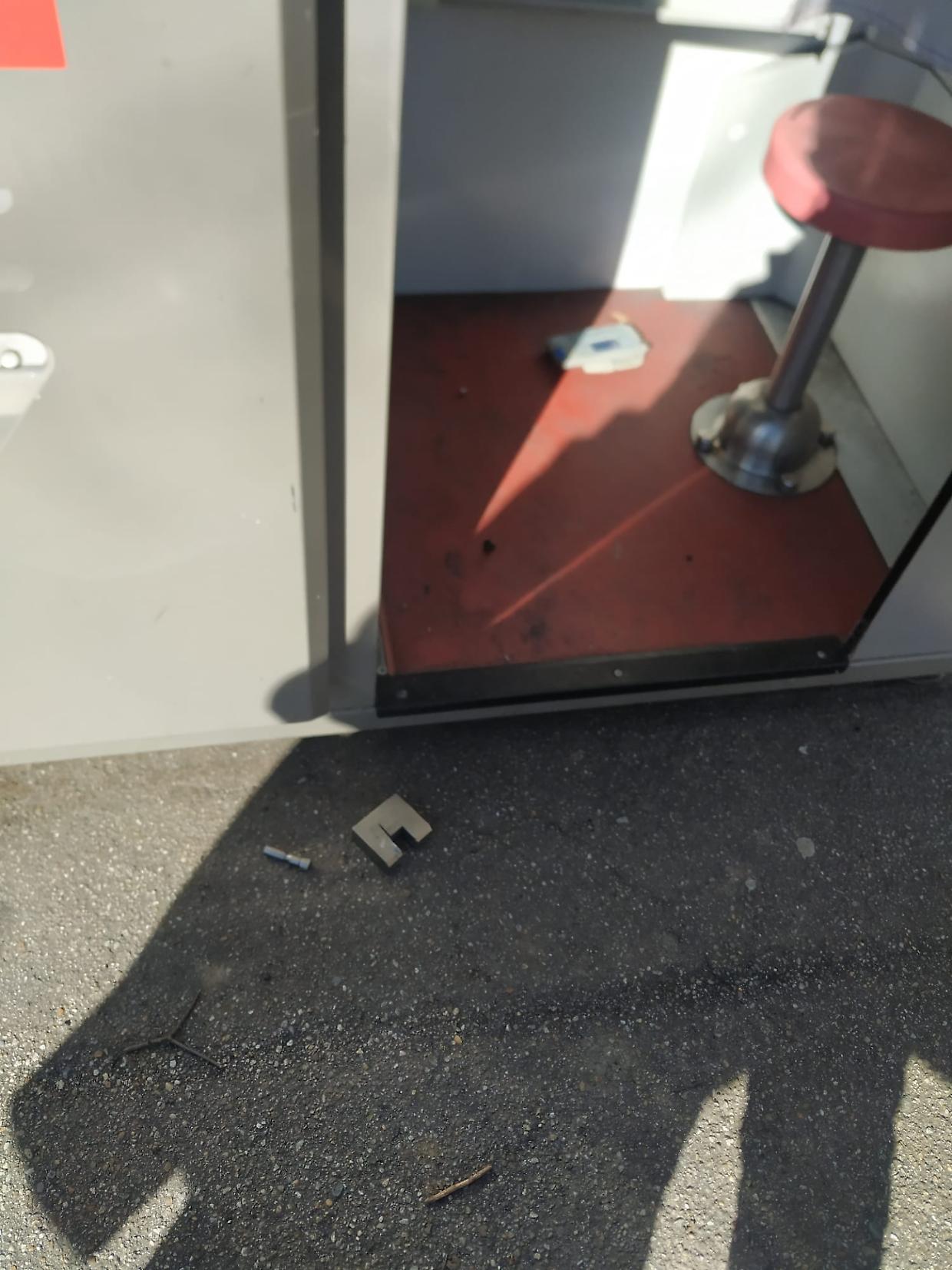 Mirafiori, scassinata una cabina per fototessere: "Ormai la percezione del degrado &egrave; insostenibile"