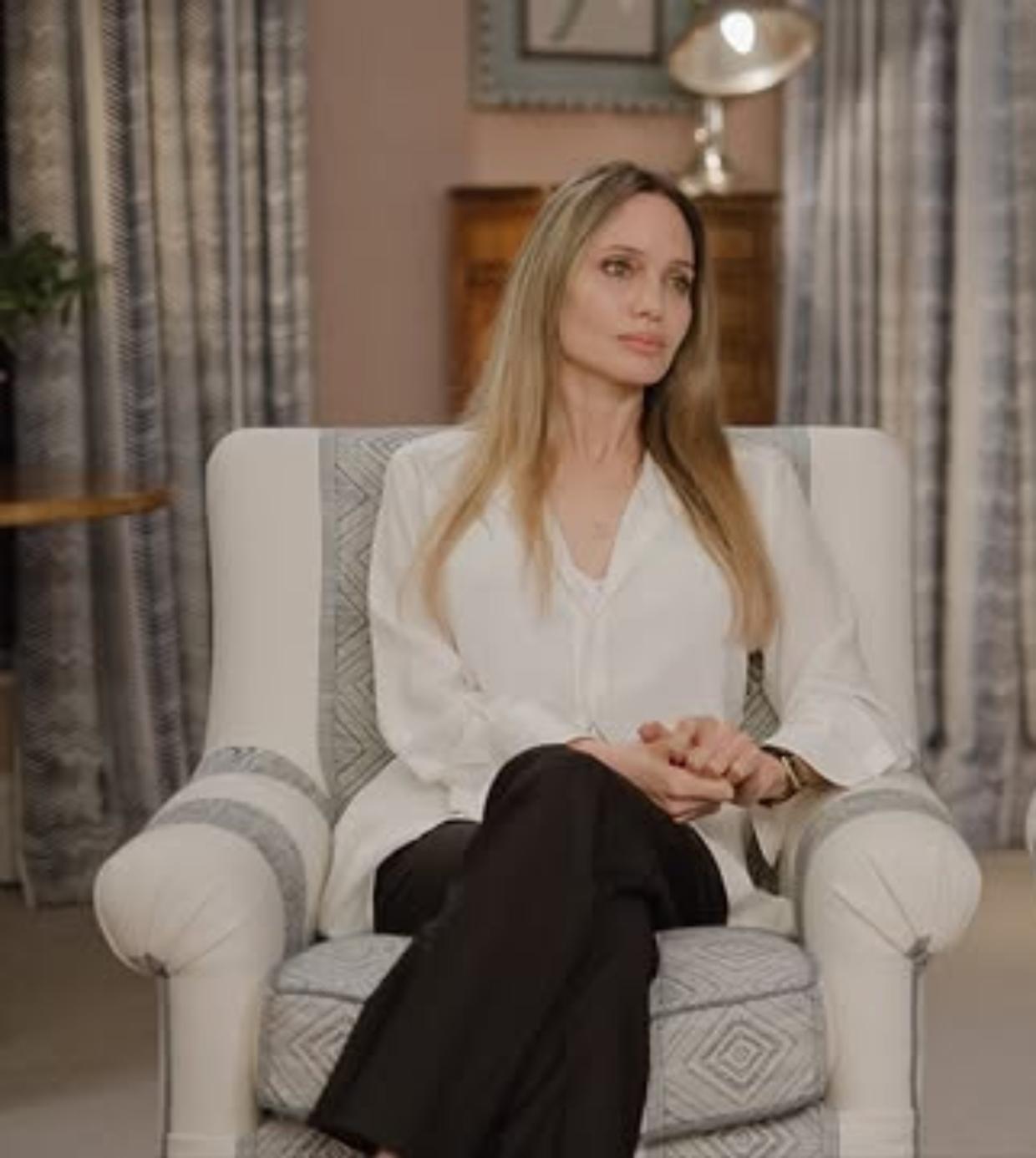 Angelina Jolie cambia nazionalit&agrave;