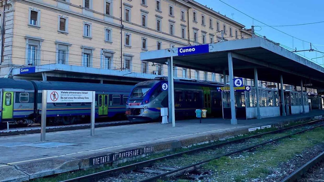 Neve e guasti bloccano la ferrovia Cuneo-Ventimiglia: ritardi fino a 70 minuti