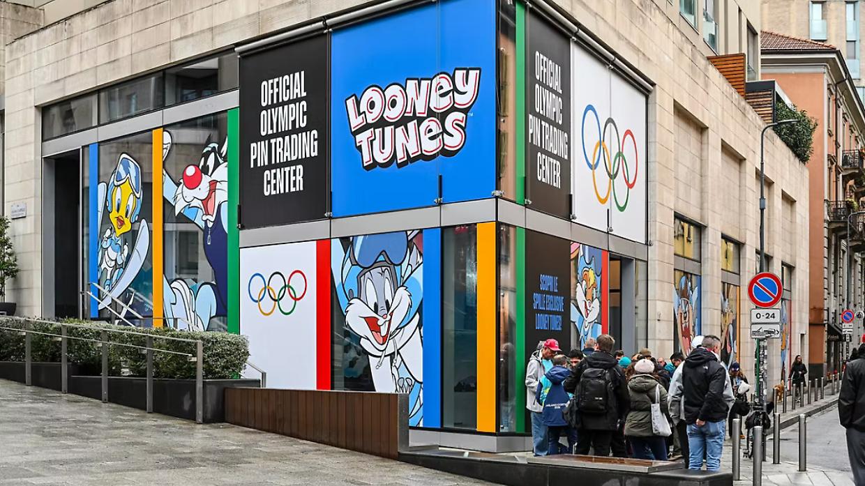 Milano Cortina 2026, apre a Milano l&rsquo;Official Olympic Pin Trading Center: il nuovo tempio delle spille olimpiche